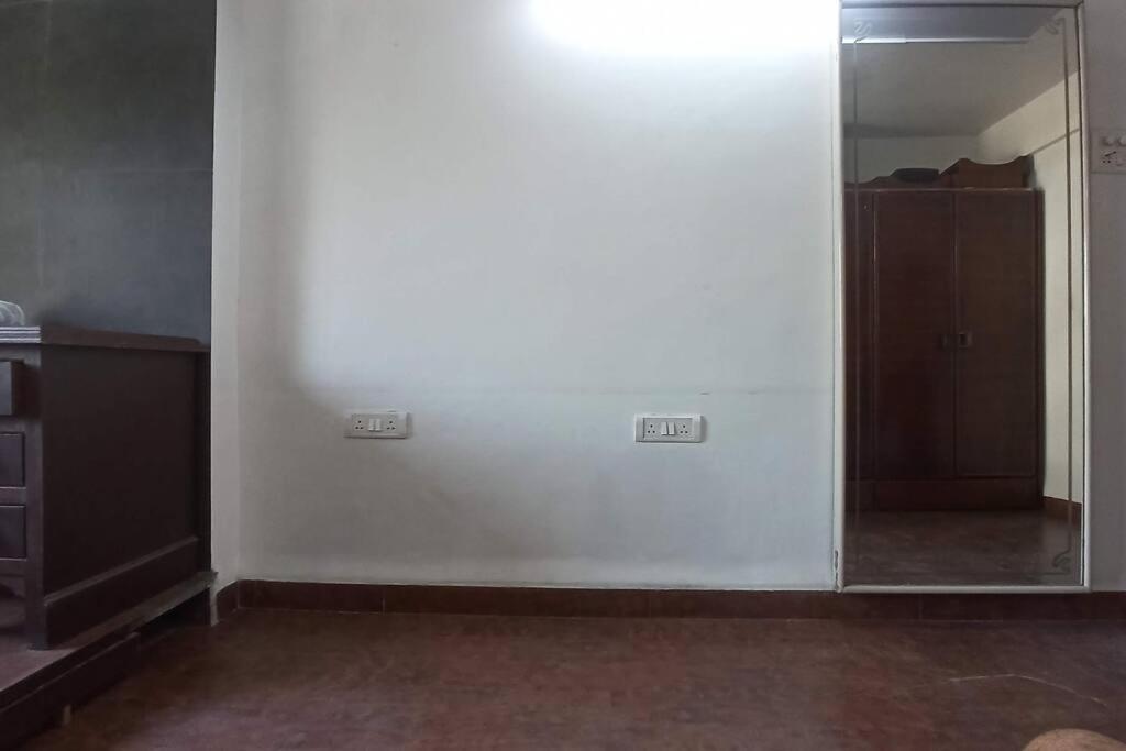 Cozy Private Ac Studio By The Sea Bandstand Bandra W Mumbai Nr Taj Lands End Appartement Buitenkant foto
