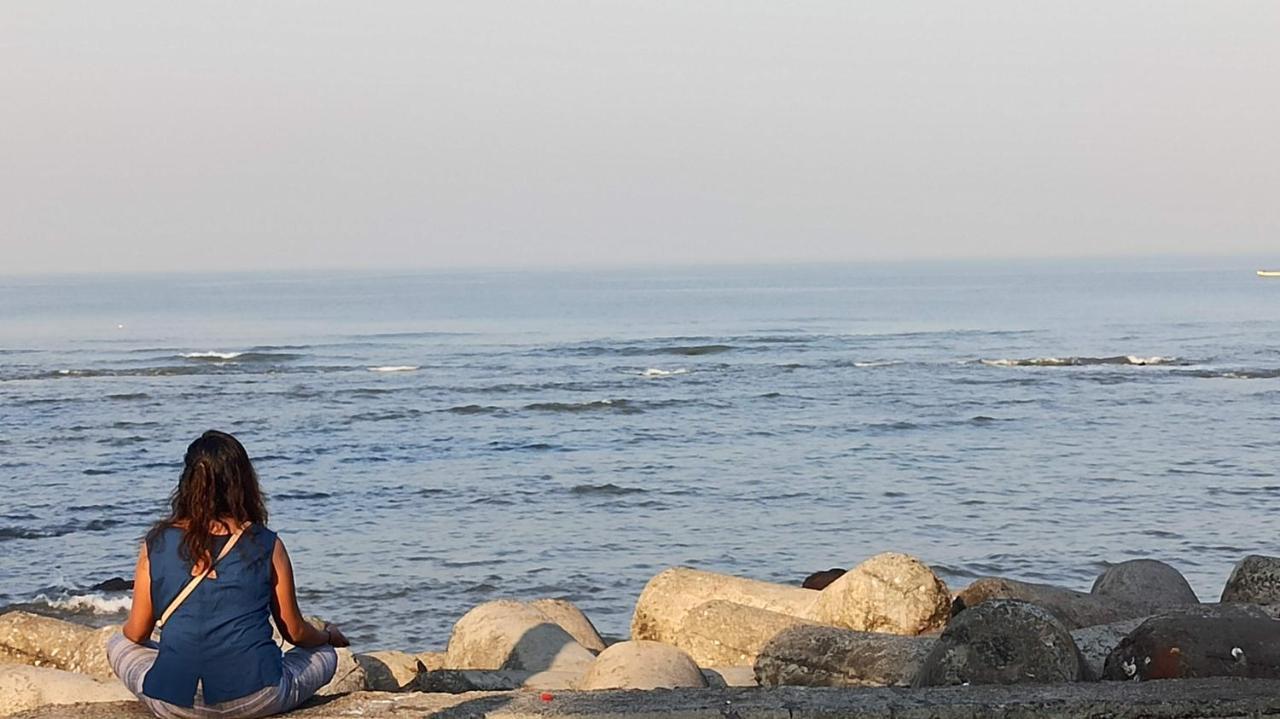 Cozy Private Ac Studio By The Sea Bandstand Bandra W Mumbai Nr Taj Lands End Appartement Buitenkant foto