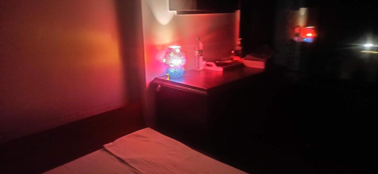 Cozy Private Ac Studio By The Sea Bandstand Bandra W Mumbai Nr Taj Lands End Appartement Buitenkant foto