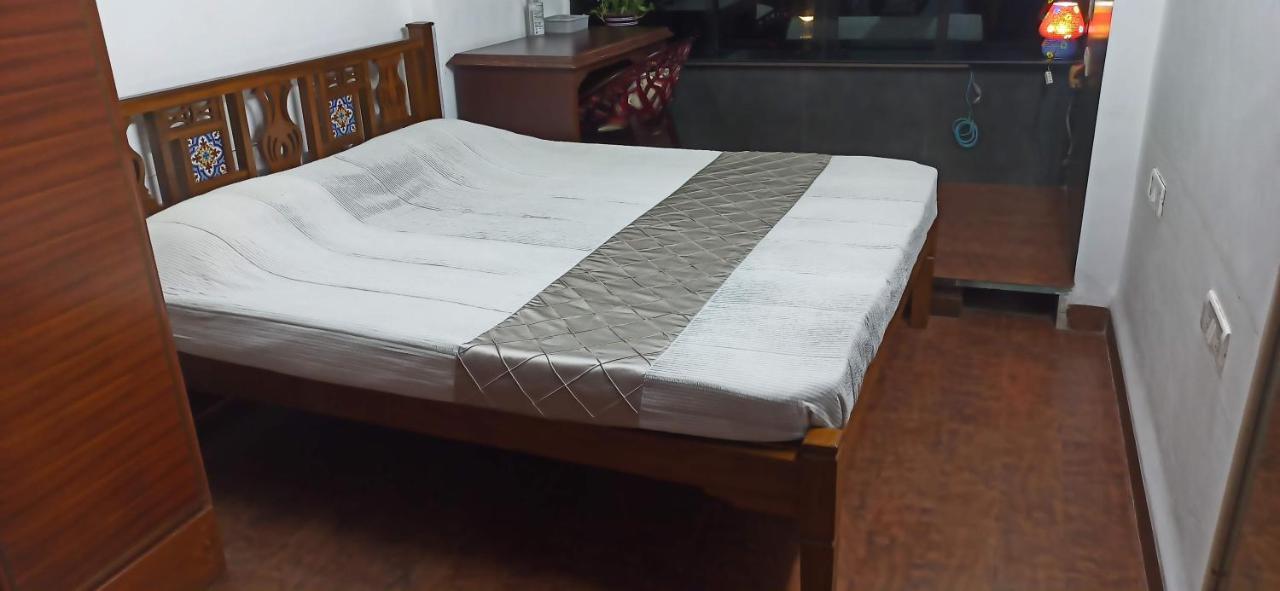 Cozy Private Ac Studio By The Sea Bandstand Bandra W Mumbai Nr Taj Lands End Appartement Buitenkant foto