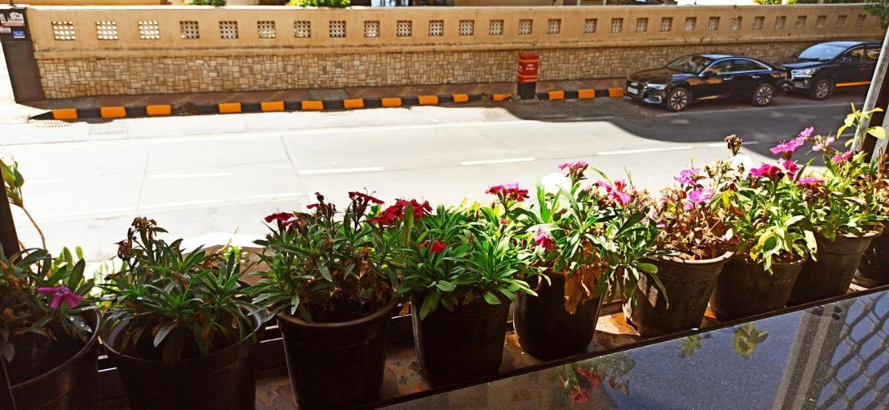 Cozy Private Ac Studio By The Sea Bandstand Bandra W Mumbai Nr Taj Lands End Appartement Buitenkant foto